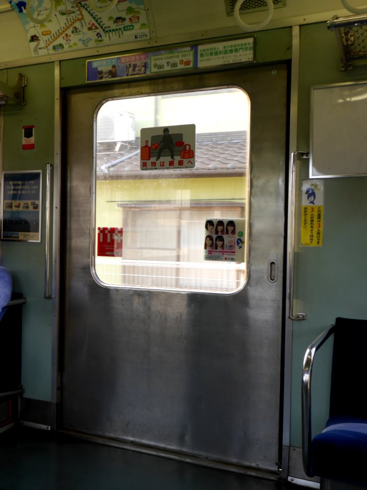 Inside Kotoden 1092 door 20170820