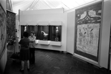 Inrichten tentoonstelling oudheidkundige vondsten uit China in Rijksmuseum, Bestanddeelnr 927-6152