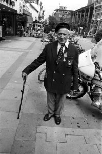 Inschrijving zestigste Vierdaagse van Nijmegen, oud mannen, Bestanddeelnr 928-6980 photo