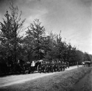 Inleveren van wapens door de Duitsers Duitse militairen op weg naar het wapende, Bestanddeelnr 900-3045