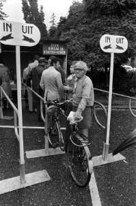 Inschrijving vierdaagse van Nijmegen 70-jarige Amsterdam kwam op de fiets naar , Bestanddeelnr 929-2724