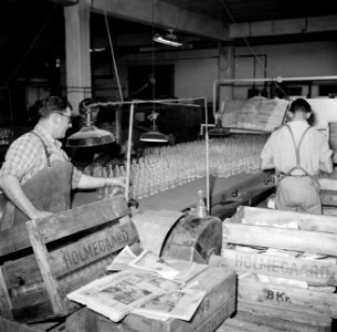 Inpakkers aan het werk in de fabriek, Bestanddeelnr 252-8915