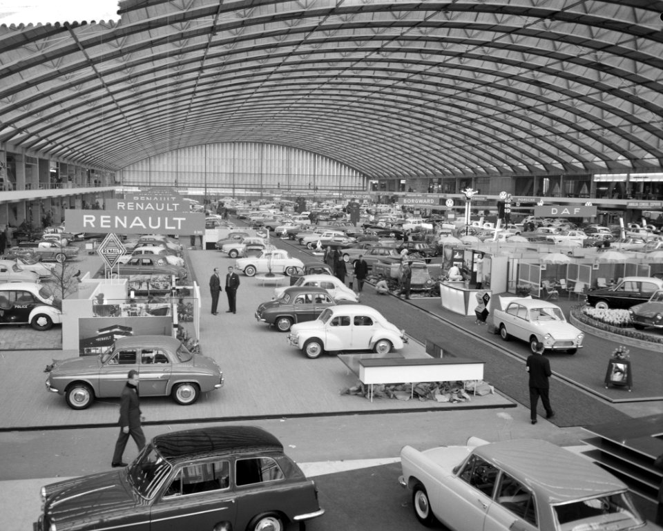 Inrichten van de automobieltentoonstelling in de RAI, overzicht van de Europahal, Bestanddeelnr 912-0384