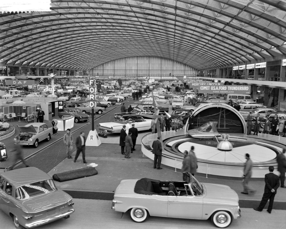 Inrichten van de automobieltentoonstelling in de RAI, overzicht van de Europahal, Bestanddeelnr 912-0385
