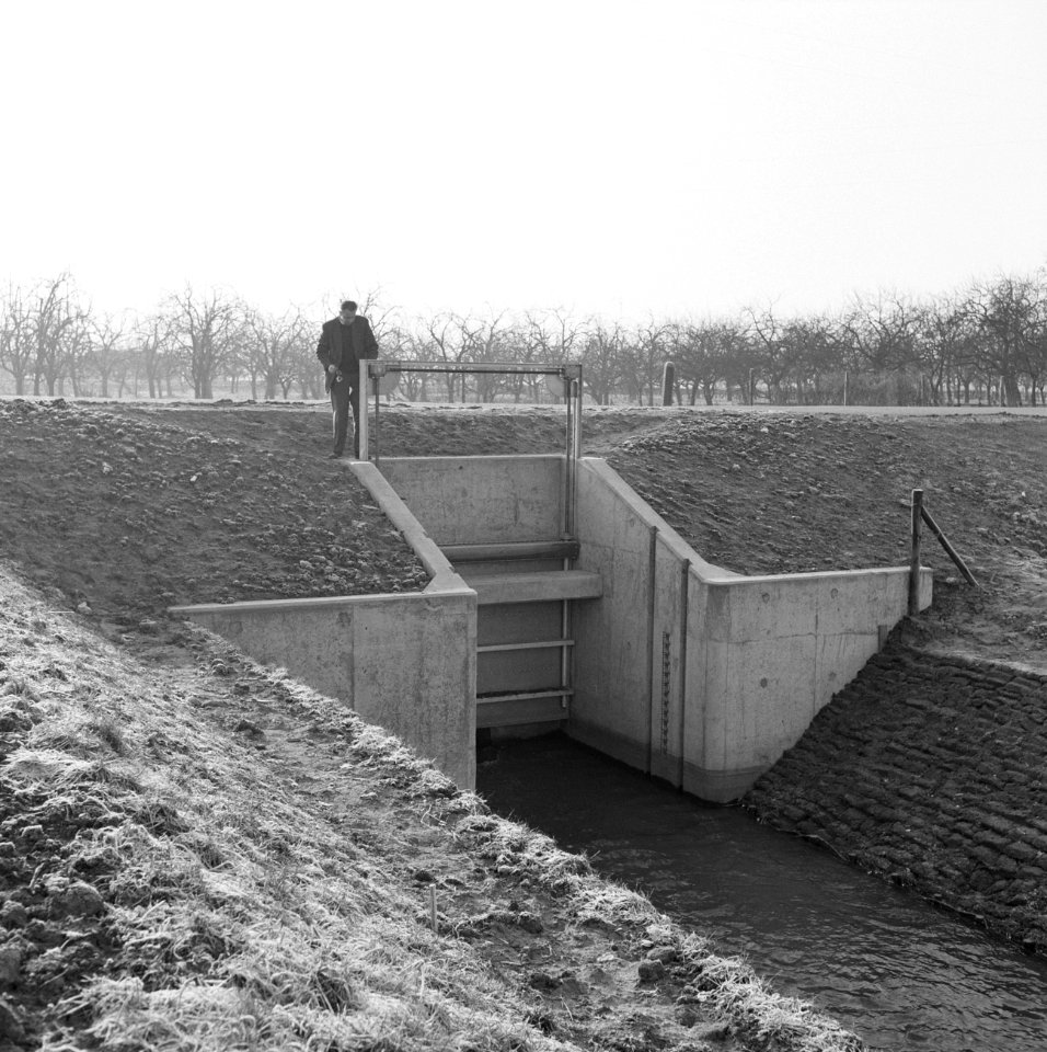 Inpoldering en bemaling, sluizen, mannen, zennewijnense sluis, Bestanddeelnr 159-0986