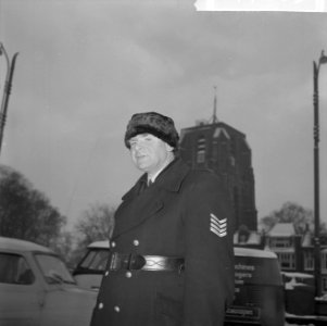 Inschrijvingen voor de Elfstedentocht in het beursgebouw te Leeuwarden. Verkeers, Bestanddeelnr 914-7205