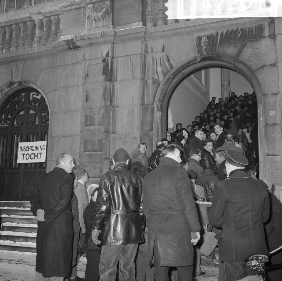 Inschrijvingen voor de Elfstedentocht in het beursgebouw te Leeuwarden, Bestanddeelnr 914-7201