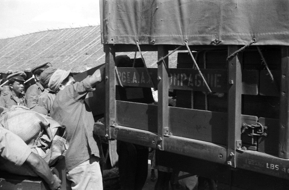 Inladen van kisten, koffers en manden in legertrucks van de 6e Compagnie AAT, Bestanddeelnr 1102