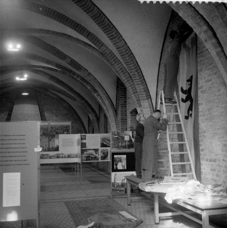 Inrichtingen tentoonstelling Berlijn bolwerk der vrijheid te Den Haag . Overzi, Bestanddeelnr 912-1503