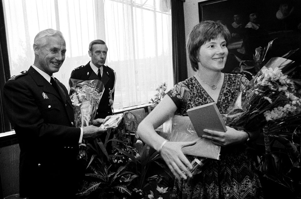 Initiatiefneemster Irene Luits overhandigt op hoofdburea van politie in Amsterda, Bestanddeelnr 930-8499