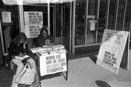 Inschrijfbureau Universiteit van Amsterdam bezet door aktiegroep Pas op de klein, Bestanddeelnr 926-6338