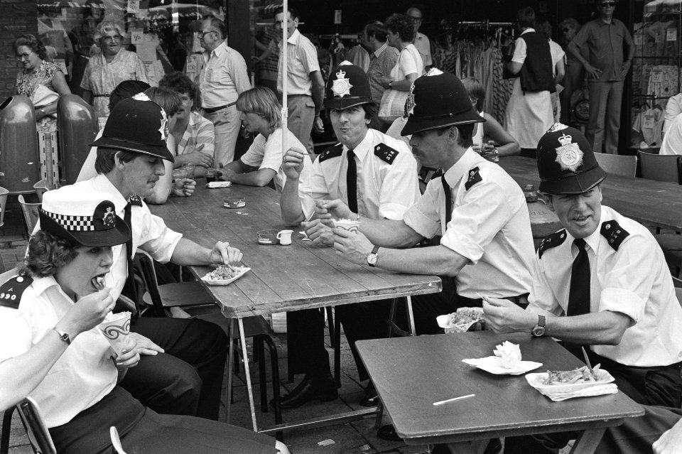 Inschrijving voor 66ste wandelvierdaagse van Nijmegen Engelse bobbys na inschri, Bestanddeelnr 932-2512