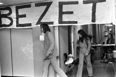 Inschrijfbureau Universiteit van Amsterdam bezet door aktiegroep Pas op de klein, Bestanddeelnr 926-6337