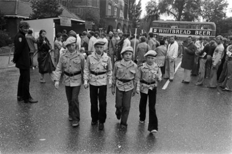 Inschrijving vierdaagse van Nijmegen Noorse padvindertjes waarvan de twee recht, Bestanddeelnr 929-2723