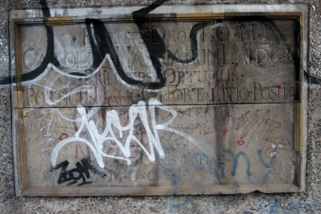Inschriftentafel an der Weinbergbrücke in Kassel