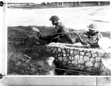 Inlandse soldaten met wapens. Madsen karabijnmitrailleur van het KNIL en een Man, Bestanddeelnr 902-8577