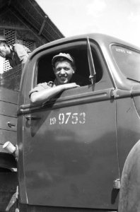 Inladen van kisten, koffers en manden in legertrucks van de 6e Compagnie AAT, Bestanddeelnr 1104