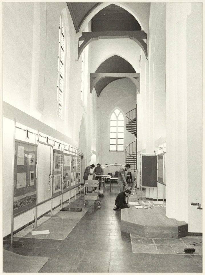 Inrichting van een overzichtstentoonstelling over de geschiedenis van de Janskerk en het archief. NL-HlmNHA 54012387