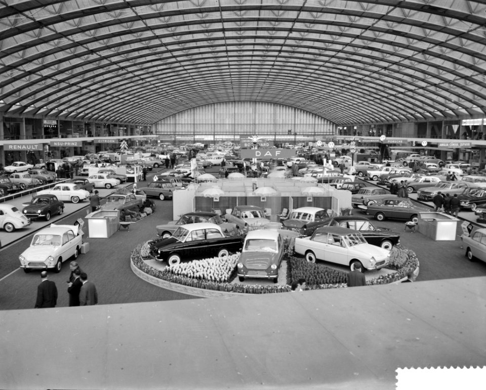 Inrichten van de automobieltentoonstelling in de RAI, overzicht van de Europahal, Bestanddeelnr 912-0386