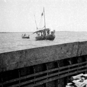 Inlands zeilschip met een roeiboot gefotografeerd vanaf een schip, Bestanddeelnr 8291