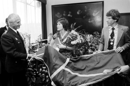 Initiatief Irene Luits overhandigt op hoofdbureau van politie Amsterdam geld en , Bestanddeelnr 930-8500