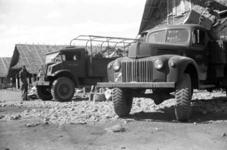 Inladen van kisten, koffers en manden in legertrucks van de 6e Compagnie AAT, Bestanddeelnr 1103