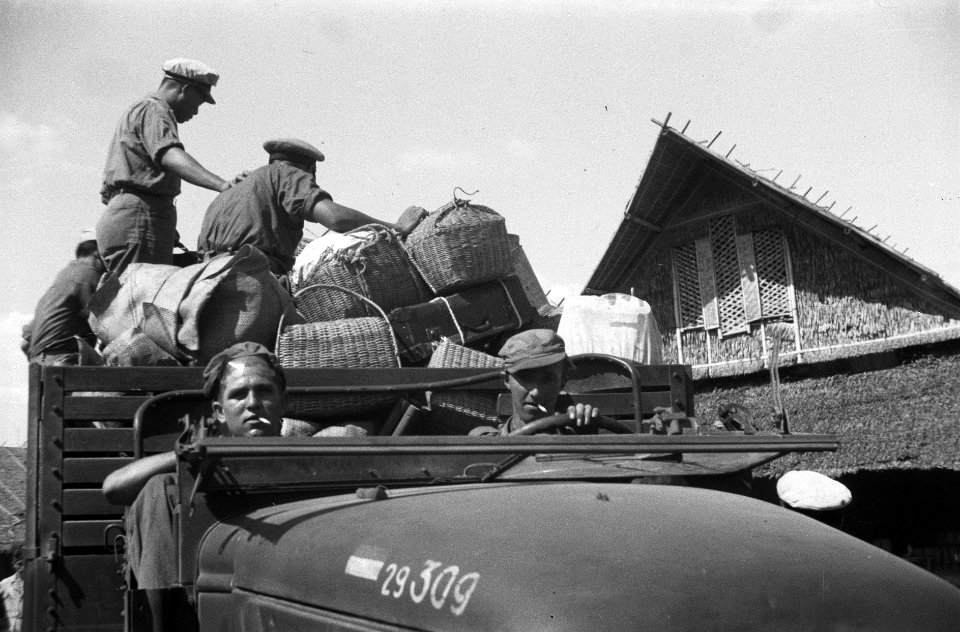 Inladen van kisten, koffers en manden in legertrucks van de 6e Compagnie AAT, Bestanddeelnr 1101