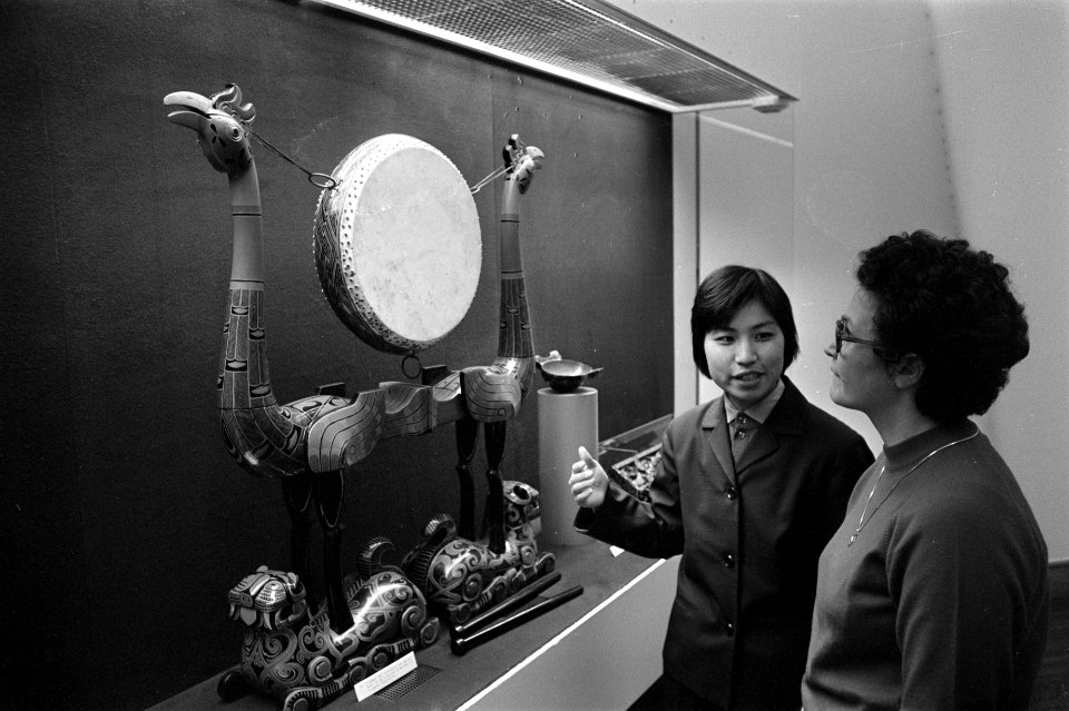 Inrichten tentoonstelling oudheidkundige vondsten uit China in Rijksmuseum, Bestanddeelnr 927-6149