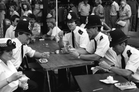 Inschrijving voor 66ste wandelvierdaagse van Nijmegen Engelse bobbys na inschri, Bestanddeelnr 932-2513