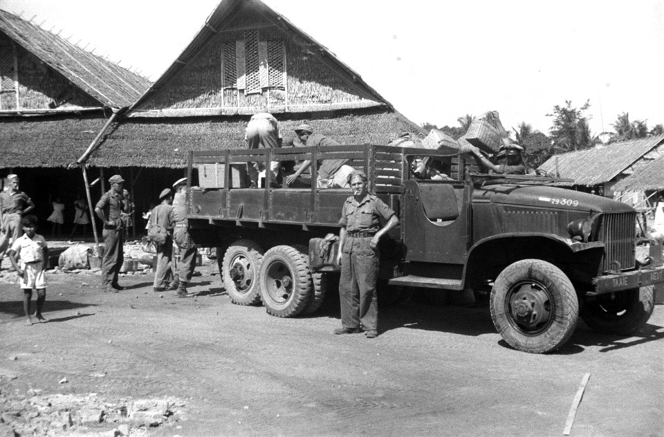 Inladen van kisten, koffers en manden in legertrucks van de 6e Compagnie AAT, Bestanddeelnr 1100