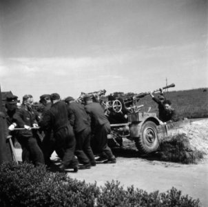 Inleveren van wapens door de Duitsers Duitse soldaten verwijderen een 3,7cm luc, Bestanddeelnr 900-3038