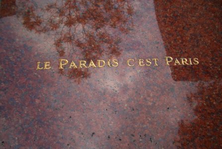 Inscription sur une pierre tombale cimetière Montparnasse