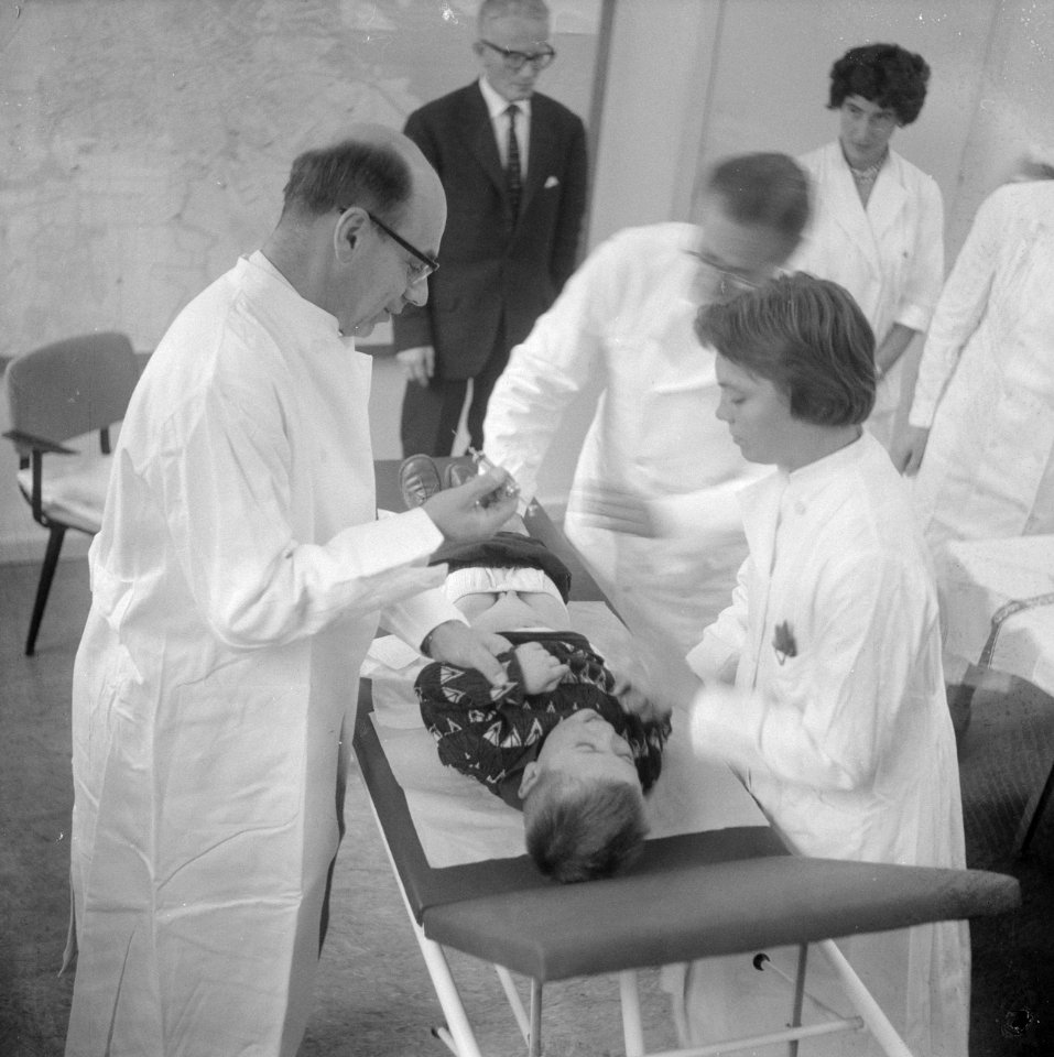 Injecties tegen hondsdolheid, Krijntje Tang op de operatietafel voor een spuit, Bestanddeelnr 914-4151