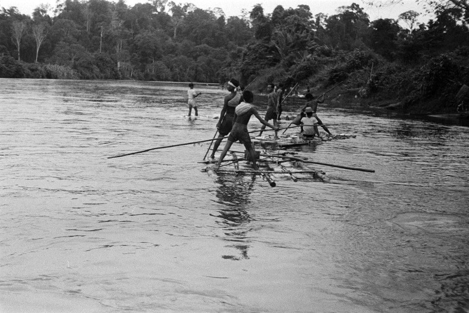 Inlandse bevolking op vlotten op de rivier, Bestanddeelnr 2106