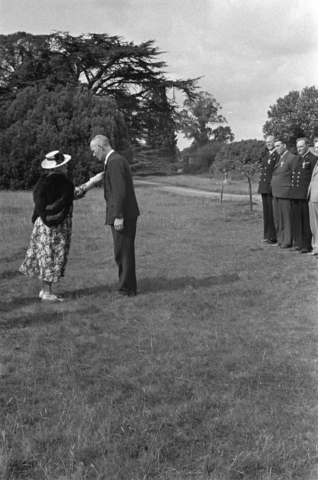 In de tuin van Stubbings House. Koningin Wilhelmina reikt een onderscheiding ui, Bestanddeelnr 935-2669