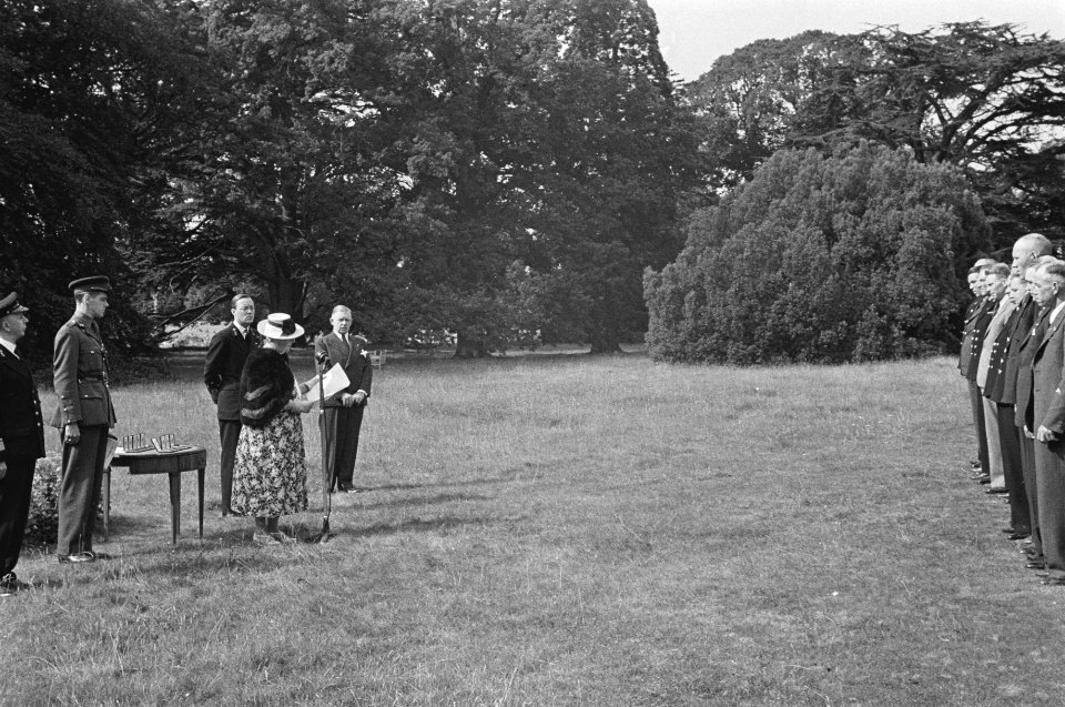In de tuin van Stubbings House. Koningin Wilhelmina houdt een toespraak tot de , Bestanddeelnr 935-2667