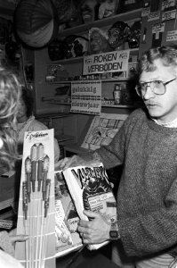 In een winkel van feestartikelen worden diverse soorten vuurwerk verkocht, Bestanddeelnr 933-5238