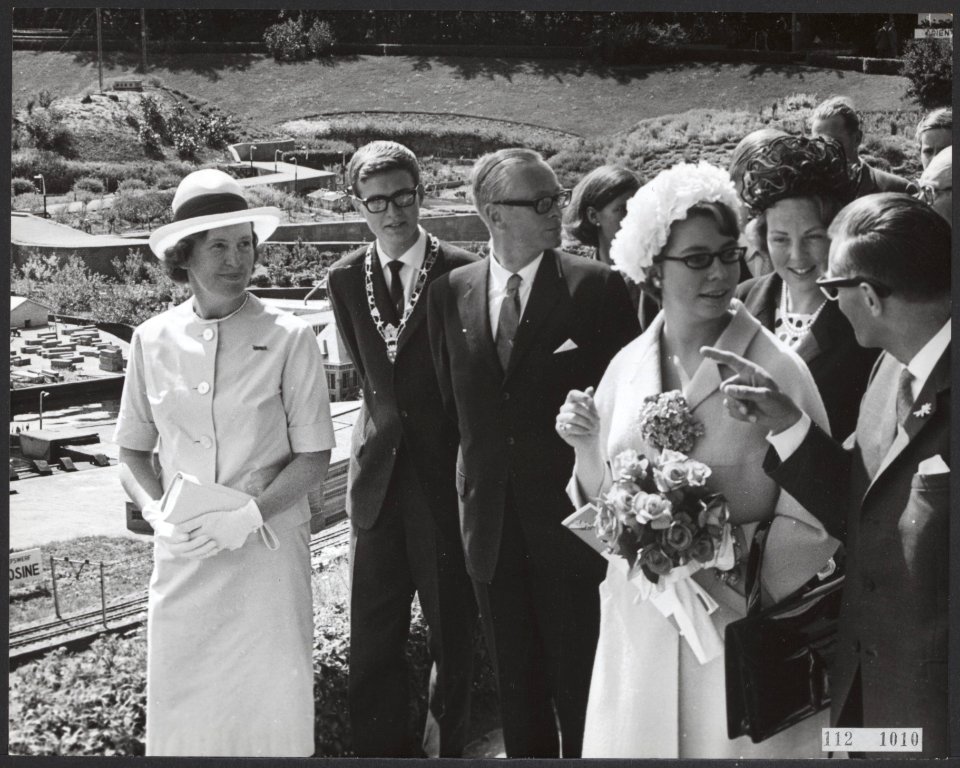 In aanwezigheid van prinses Beatrix heeft prinses Christina van Zweden een tento, Bestanddeelnr 112-1010
