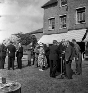 In de tuin van Stubbings House. Koningin Wilhelmina en prins Bernhard spreken m, Bestanddeelnr 935-2650