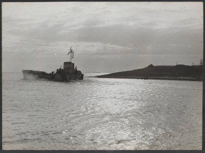 In Den Helder worden de ontwapende Duitse soldaten in landingsvaartuigen ingesc…, Bestanddeelnr 29052 021