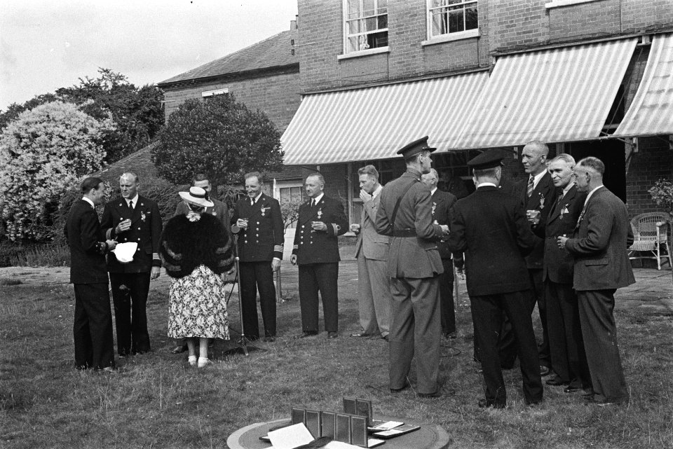 In de tuin van Stubbings House. Koningin Wilhelmina en prins Bernhard in gespre, Bestanddeelnr 935-2671