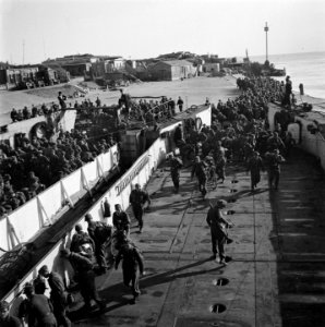 In Den Helder worden de ontwapende Duitse soldaten in LCT boten ingescheept voor, Bestanddeelnr 900-3329