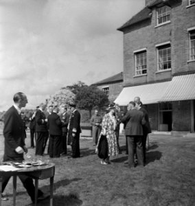In de tuin van Stubbings House. Koningin Wilhelmina en prins Bernhard spreken m, Bestanddeelnr 935-2652