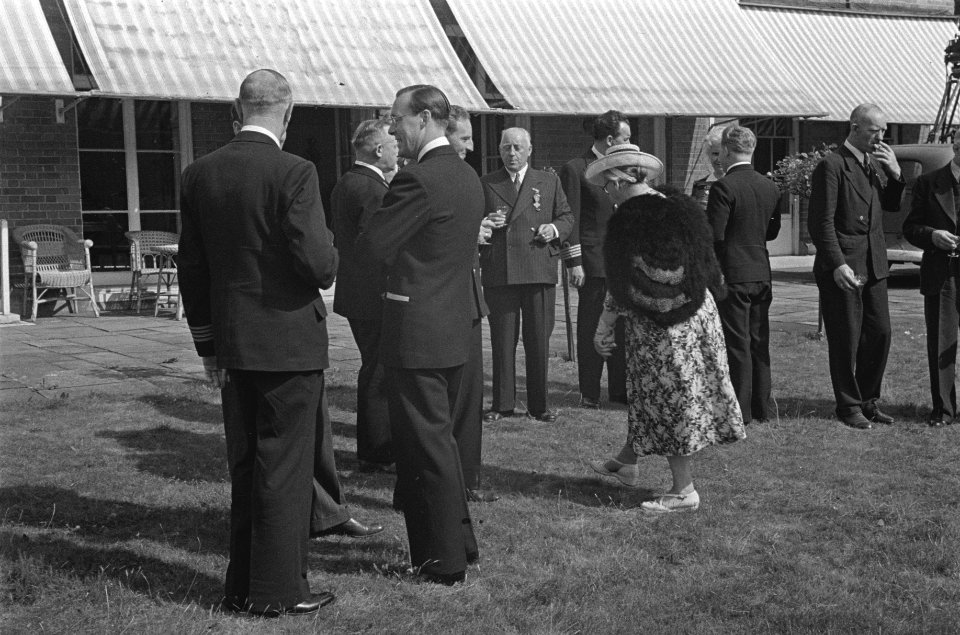 In de tuin van Stubbings House. Prins Bernhard en koningin Wilhelmina in gespre, Bestanddeelnr 935-2665