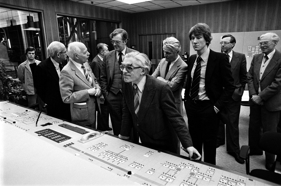 In de schakelkamer van de nieuwe centrale v.l.n.r. GEB adjunct-directeur Ehrenbu, Bestanddeelnr 930-5906