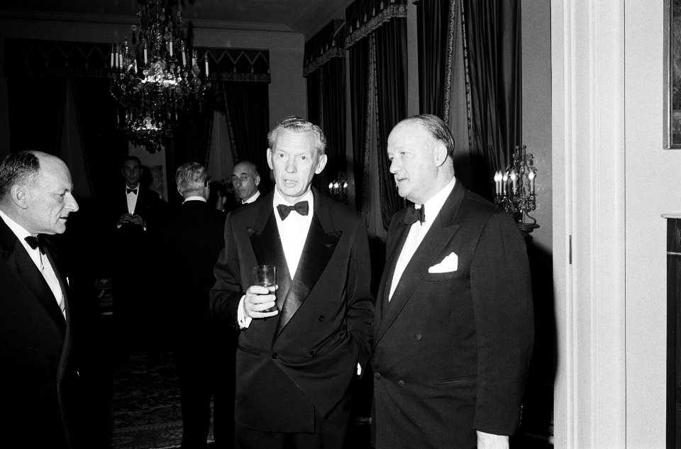 In Franse ambassade in Den Haag diner aangeboden links Coure de Muville , rechts, Bestanddeelnr 915-6639