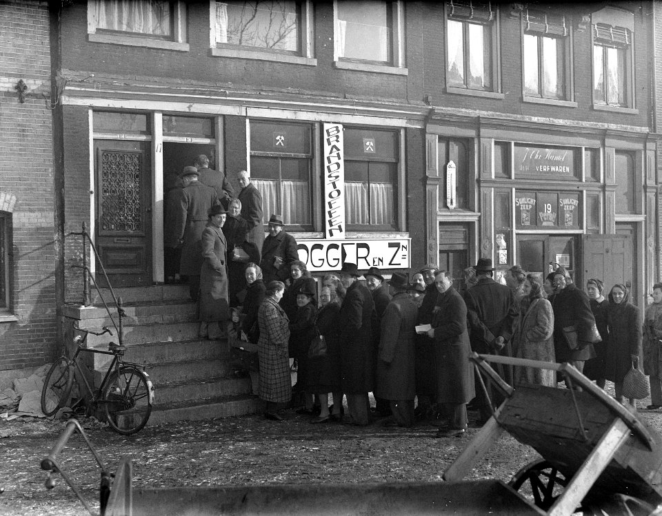 In de rij voor kolenbonnen, Bestanddeelnr 902-0209