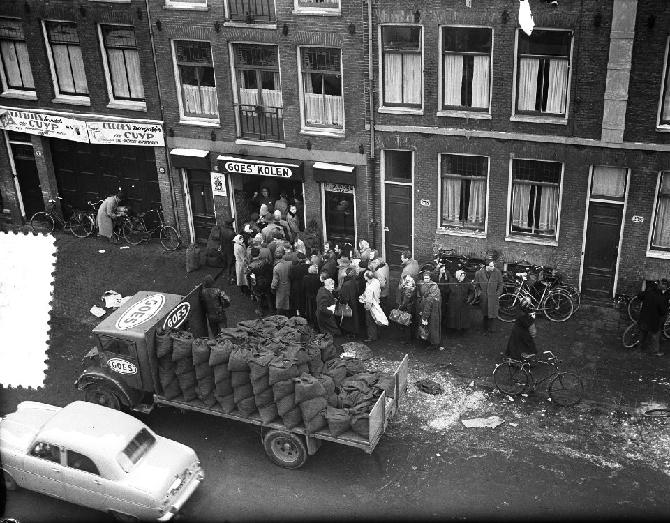 In de rij voor een portie kolen, Bestanddeelnr 907-6117
