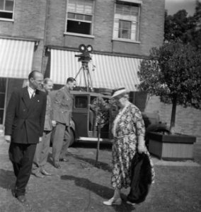 In de tuin van Stubbings House. Koningin Wilhelmina. Op de achtergrond een came, Bestanddeelnr 935-2654