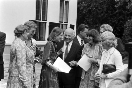 In de tuin van het Catshuis Van links naar rechts Ien Dales , Siepie Langedijk, Bestanddeelnr 931-6743